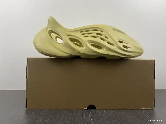 RNNR Adidas Sulfur Yeezy GV6775 Foam 0501